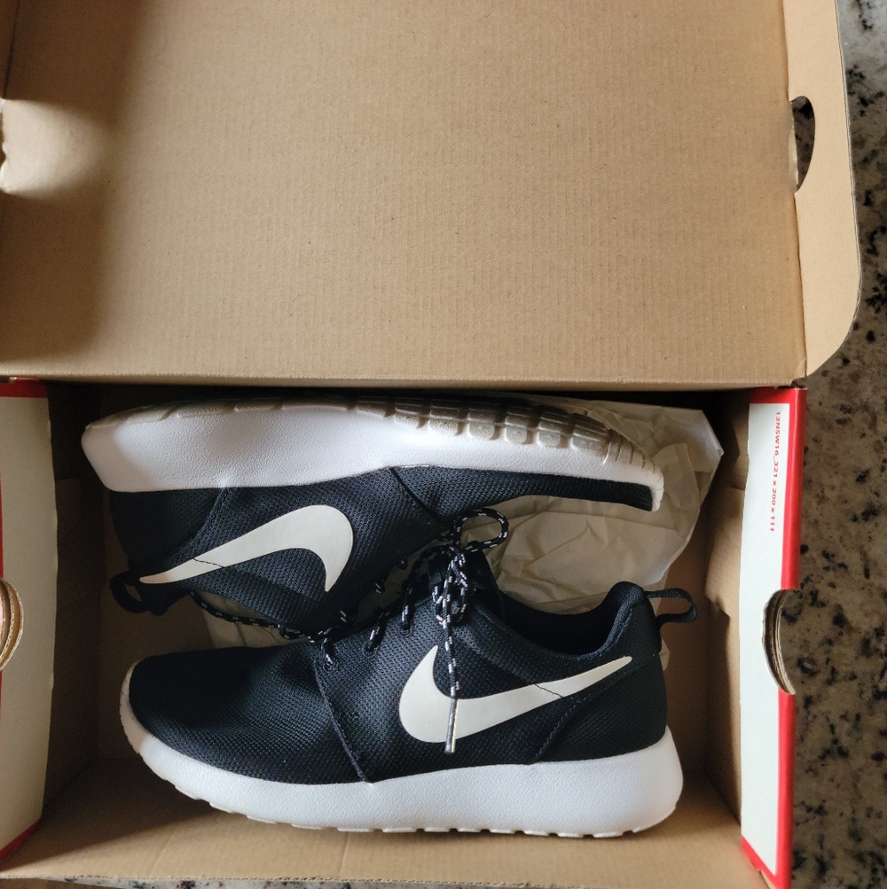 Nike Roshe One Women's Sneakers in Black & White. Size 7.5 Good Condition - Picture 7 of 16